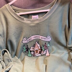 Only Necessities Green Sweatshirt with Winter Home Sweet Home Design